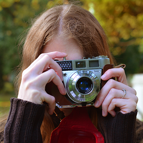 Ann Teegen beim Fotografieren mit einer Kodak Retinette 1B