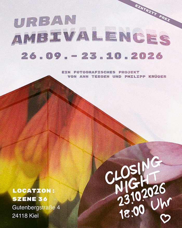 Plakat für die Ausstellung mit dem Titel Urban Ambivalences, dazu folgende Infos. Vom 26. September bis zum 23. Oktober 2026, ein fotografisches Projekt von Ann Teegen und Philipp Kr&uuml;ger, Location Szene 36, Gutenbergstra&szlig;e 4, 24118 Kiel, Closing Night am 23. Oktober ab 18 Uhr. Als Hintergrundgrafik ein doppelbelichtetes Foto einer feuerfarbenen Blume und einer modernen Geb&auml;udefassade, hinter dem Hinweis zur Closing Night dunkelpinke Hortensienbl&uuml;ten