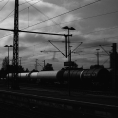 Schwarzweiß-Film-Foto des Itzehoer Bahnhofs mit einem Güterzug