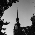 Schwarzweiß-Film-Foto des Turms der Kirche St. Laurentii in Itzehoe