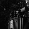 Schwarzweiß-Film-Foto eines alten Trafos