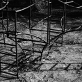 Schwarzweiß-Film-Foto eines Klettergerüstes
