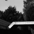 Schwarzweiß-Film-Foto einer alten Einkaufspassage