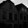 Schwarzweiß-Film-Foto einer Reihe alter Stadthäuser