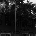 Schwarzweiß-Film-Foto eines verfallenden Hauses