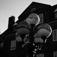 Schwarzweiß-Film-Foto einer alten Straßenlampe