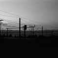 Schwarzweiß-Film-Foto des Itzehoer Bahnhofs mit einem Güterzug in der Dämmerung