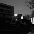 Schwarzweiß-Film-Foto eines Blocks der Kieler Uni mit weiten Treppen davor