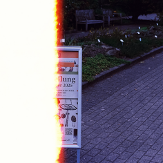 Aufsteller mit Plakat der Ausstellung, nur zum Teil sichtbar, weil der &uuml;berbelichtete Filmanfang Teil des Bildes ist