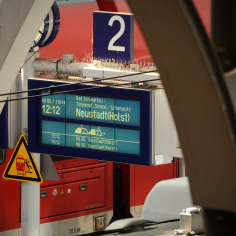 Bahnsteiganzeiger, der dar&uuml;ber informiert, dass die RB 85 &uuml;ber Bad Schwartau, Timmendorfer Strand und Scharbeuzt nach Neustadt um 12:12 Uhr abf&auml;hrt