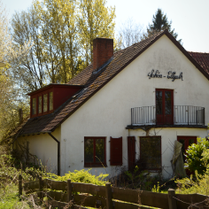 Verfallendes Haus, das seinen Namen &bdquo;Sch&ouml;n-Ellguth&ldquo; an der Fassade hat