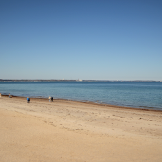 Blick &uuml;ber die leuchtend blaue L&uuml;becker Bucht Richtung Hansa-Park