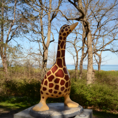 Statue einer Gans mit Giraffenmuster