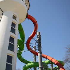 Die beiden Tunnelrutschen der Ostsee-Therme Scharbeutz und ihr Turm