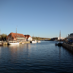 Blick auf den Neust&auml;dter Hafen von der Br&uuml;cke aus, in der Nachmittagssonne