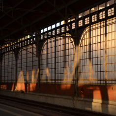 Gleis am L&uuml;becker Hauptbahnhof in der Abendsonne, am Bildrand links eine alte Diesellok 