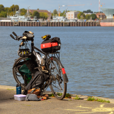 Fahrrad an der Uferkante