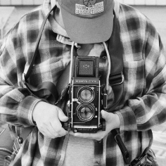 junger Mann mit einer Mamiya C330