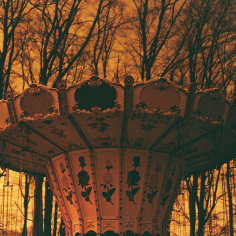Redscale-Foto eines antiken Kettenkarussells