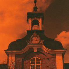 Redscale-Foto eines Torhauses mit T&uuml;rmchen