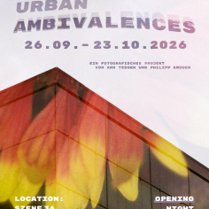 Plakat für die Ausstellung mit dem Titel Urban Ambivalences, dazu folgende Infos. Vom 26. September bis zum 23. Oktober 2026, ein fotografisches Projekt von Ann Teegen und Philipp Kr&uuml;ger, Location Szene 36, Gutenbergstra&szlig;e 4, 24118 Kiel, Opening Night am 25. September ab 19 Uhr. Als Hintergrundgrafik ein doppelbelichtetes Foto einer feuerfarbenen Blume und einer modernen Geb&auml;udefassade